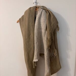 Cozy Tan and Cream Fringed Blanket Scarf GUC